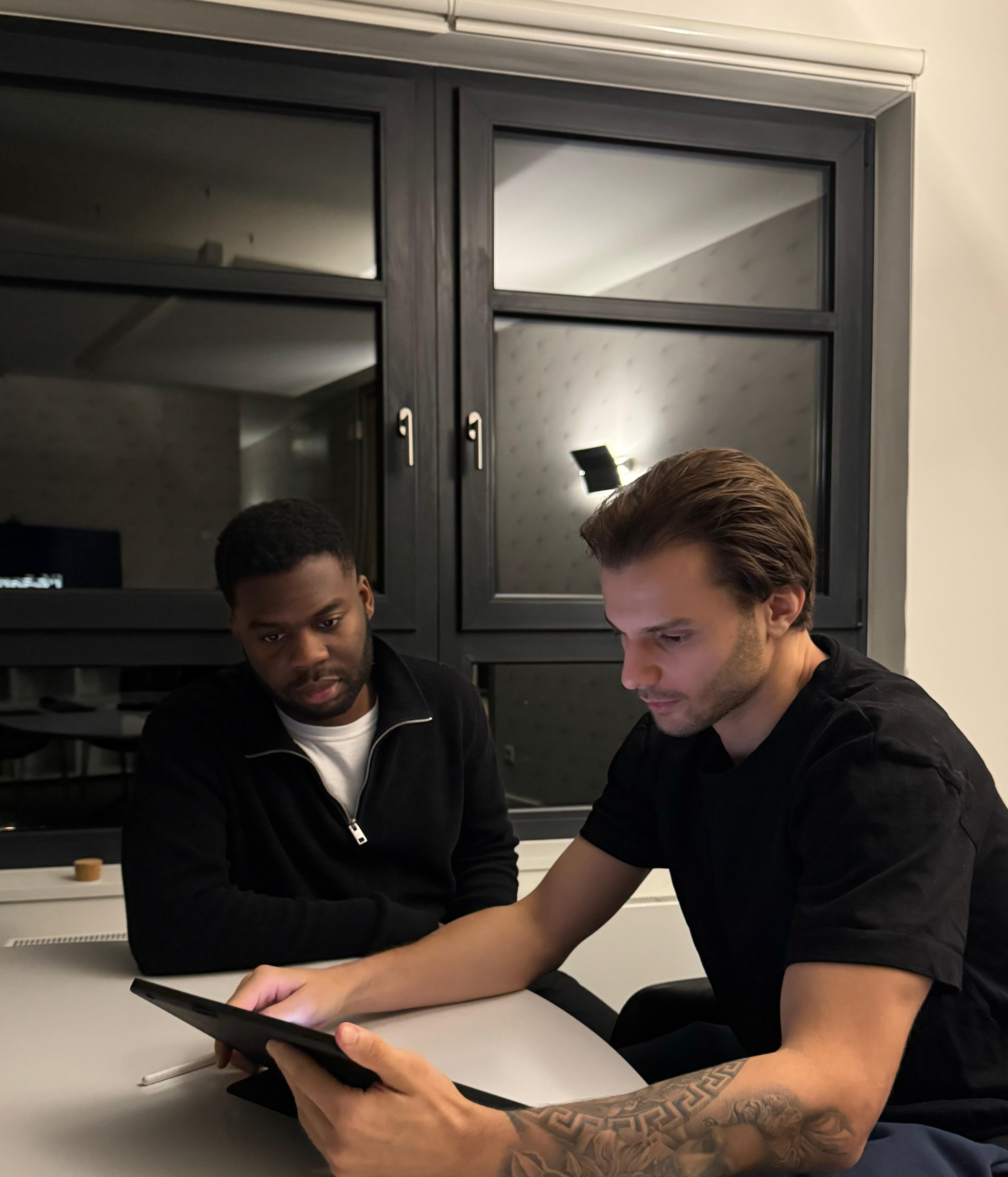 Die Entstehung eines exklusiven Parfüms beginnt mit einer Vision. Parfümeure, auch als „Nasen“ bekannt, lassen sich von allem inspirieren, was sie umgibt: Erinnerungen an besondere Momente, die Farben einer Landschaft, die Frische eines Morgens oder die Eleganz eines Abendkleides. Diese Ideen werden in Düfte übersetzt, indem sie sich überlegen, welche Emotionen und Bilder die verschiedenen Duftnoten hervorrufen können.