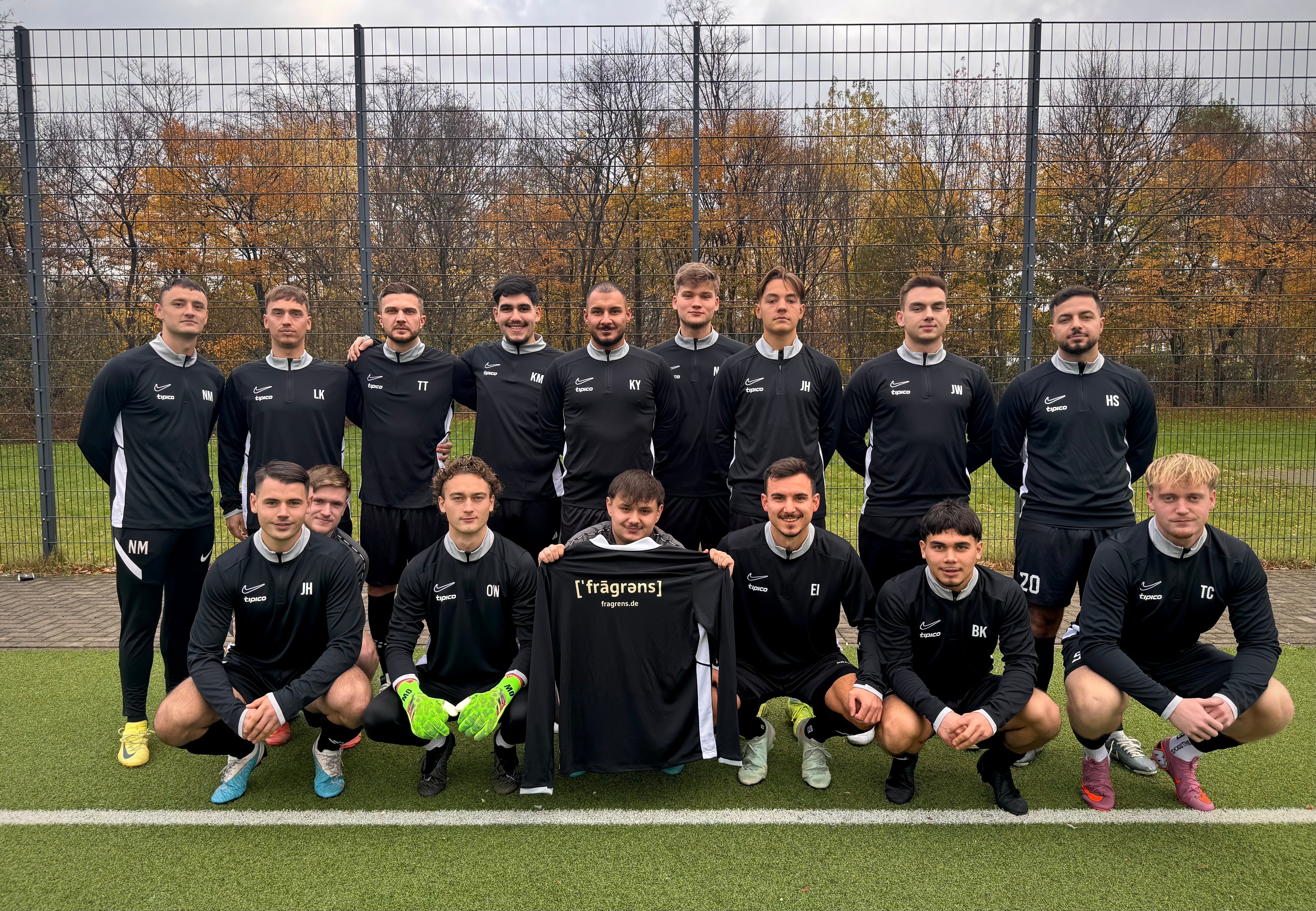 Fußballmannschaft präsentiert Fragrens Logo nach Trikotsponsoring