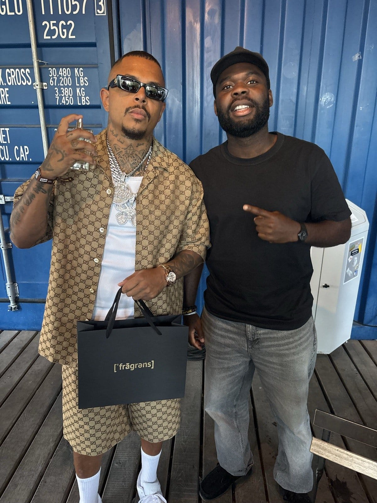 Rapper Luciano mit Fragrens-Tasche und Parfum-Flakon